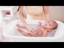 Sie zappeln und murren vielleicht beim ausziehen oder beginnen zu weinen babys können ihre eigene körpertemperatur noch nicht ausreichend regulieren und kühlen daher schneller ab (sowohl in der badewanne selbst. Dein Baby Baden Youtube