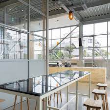 ブルーボトルコーヒー 清澄白河ロースタリー カフェ の店内はいたってシンプル コーヒーのおいしさだけを追求する姿勢がよく現れている レストランのインテリアデザイン ショップのインテリア カフェ インテリア