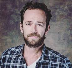 Luke perry ficou conhecido por fazer de dylan mckay na série televisiva 'beverly hills, 90210', entre 1990 e de acordo com o mesmo meio, perry, de 52 anos, morreu no hospital st. Gravacoes De Riverdale Sao Suspensas Apos A Morte De Luke Perry Diz Site Estrelando