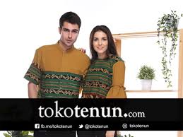 Contoh baju kebaya modern couple untuk tunangan brokat kombinasi batik selain acara pernikahan bagi anda yang akan menggelar acara pertunangan bersama dengan pasangan. Baju Lamaran Couple Tenun Tokotenun Com