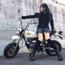 honda ape いつもアングル詐欺で背が高く見えてるかもだけど 152 なのでapeとかジャストサイズだったりする 私は自転車 に乗れないので これくらいのヤツ自転車代わりにしたいな 今日はいいお天気だからちょっとだけ走ろうかな みなさんも素敵な週末を