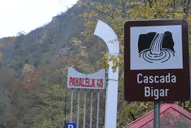 Acesta străbate peştera cu acelaşi nume din munţii aninei şi după o distanţă de circa 200 metri, se varsă în râul miniş formând cascada bigăr. S A PrÄƒbuÈ™it Cascada BigÄƒr Video Virgin Radio Romania