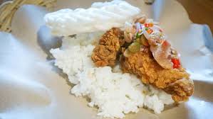 Pedasnya 'nampol', bikin lidah terbakar dan tentu bikin santap jadi lebih semangat untuk pencinta pedas.saking disukai, sambal ayam geprek ini bukan hanya disajikan untuk hidangan ayam goreng saja, tetapi juga menu lain seperti ikan, jamur goreng tepung, tahu dan tempe, bahkan sayuran goreng. Resep Ayam Geprek Sambal Matah Simpel Dan Nikmat
