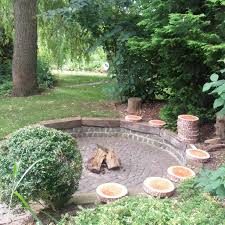 Feuerstelle Aus Gemauertem Granit Mit Holzbohlen Belegt Sie Ist Im Boden Versenkt Und Hat Aus Der Ausgehobenen Erde Einen Schutz Feuerstelle Garten Buche Baum