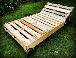 Diese Gartenliege Aus Paletten Ist Mein Lieblingsort Um Sommer Wahrend Ich Dies Schreibe Liege Ich Drauf Gebaut A Coffee Table Pallet Coffee Table Table