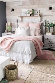 If you are looking for colors that mark the decoration of this 2020, you have to bet on the soft tones so that we can get the bedroom, and indeed any room in the house, such as the living room or dining. Charming But Cheap Bedroom Decorating Ideas The Budget Decorator