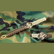 Learn how to tie and wrap the cord to make these 50 different styles of paracord bracelet projects, all complete with instructions and step. 275 Tactical Cord Cobra With Coin Knot Center Bracelet Knot And Loop Closer Paracord Paul Bracelets And Military Dog Tag Gear