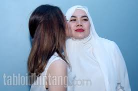 Pasalnya perceraian sarita abdul mukti dan faisal harris menyeret nama aktris jennifer dunn. Sarita Abdul Mukti Dan Anak Anaknya Bertemu Dengan Faisal Harris Sudah Damai Tabloidbintang Com