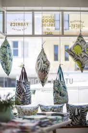 25 Cool And Creative Store S Window Display Ideas Store Window Displays Store Window Display Store Displays