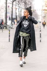 In Berlin Ist Es Kalt Wer Es Trotz Arktischer Temperaturen Geschafft Hat Sich Fur Diefashion Week Berlin In Ein Beso Berlin Street Style Berlin Mode Modestil