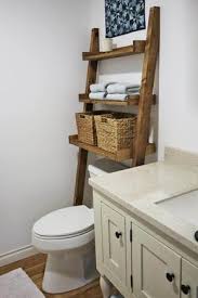 Dans Les Salles De Bain Je Trouve Qu On N A Jamais Assez D Espace De Rangement Surtout Si On Vit Dans Une Petite Toilet Shelves Bathroom Ladder Diy Bathroom