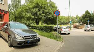 Ezeket a területeket megállást és parkolást tiltó táblák, és „ausgenommen fahrzeuge mit parkkleber für den xx bezirk sowie behinderte („az xx. Amit A Kozteruleti Tablak Kihelyezeserol Tudni Kell Duol