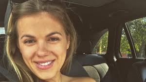 Adél csobot (born 9 may 1994) is a hungarian singer. Csobot Adel Neha Meg Delutan Is Pizsamaban Vagyok 24 Hu