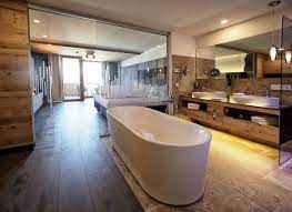 unsere spa suite ist ein echter hingucker die suite verfuhrt mit einer freistehender badewanne zimmer freistehende badewanne badewanne