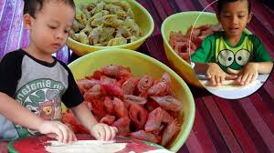 Resep hidangan sahur sehat tanpa digorengberikut resep aneka makanan dari kulit lumpiabahan samosa dari kulit lumpiakulit lumpia siap pakai 1 pakair matangminyak gorengbahan isi samosa minyak 2 sdmbawang bombay dicincang halus ½ buahserai 2 batang ambil bagian putih. Cara Membuat Keripik Kulit Lumpia Cemilan Renyah Krenyes Aneka Rasa Resep Masakan Indonesia Indonesian Food Recipe Cemilan Keripik Masakan Indonesia