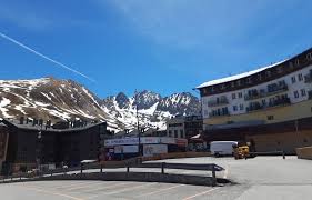 Enseigne des nouvelles maroquineries, safari sabateria est un magasin de chaussures situé au pas de la case, en andorre. Video Andorre S Il N Y A Pas Les Francais On Est Cuits Au Pas De La Case C Est Le Soulagement Avant La Reouverture De La Route