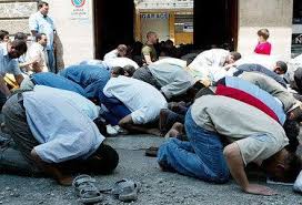 L'islam festeggia il giorno del sacrificio. Islam La Preghiera Pubblica Dei Musulmani Diritto Provocazione O Ingenuita