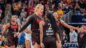 "UNREAL": Sophie Cunningham phản ứng ngay lập tức trước pha lùi bước của Aari McDonald trước Aces
