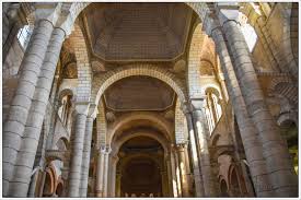 L'église a bien des aspects différents. Poitiers Histoire De L Eglise Saint Hilaire Le Grand Reconstruite Avec Des Subsides Accordes Par Clovis Phystorique Les Portes Du Temps