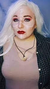 Faye Wolff's Instagram, Twitter & Facebook