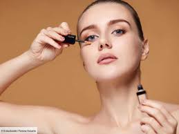 Anticernes : les 4 astuces bluffantes de makeup artists pour sculpter le  visage et supprimer l'air fatigué