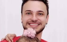 Juiz solta influencer acusado de maltratar filha com deficiência e gastar  doações com "travecos" e "drogas"