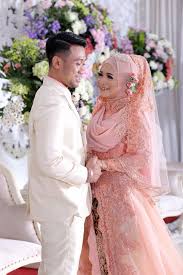 Tidak hanya desain baju muslimah warna putih saja yang populer, pilihan warna pink sepertinya juga menjadi idola. Baju Melayu Warna Peach Chichi Melaka With Gee Cantik Bridal House Baju Sanding Jumpsuit Warna Peach Bisa Untuk Ootd Hijab Yang Di Padupadankan Dengan Baju Warna Peach Jeyndol