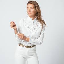 Un volant parcourt les boutons et la partie avant, ce qui donne un. Chemise A Volants Dali Reedition 3 Suisses