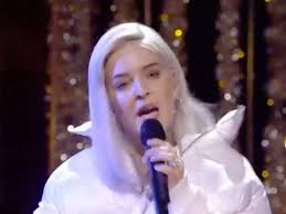 Anne-Marie compared to a Christmas turkey as she performs in 'Bacofoil  trousers'
