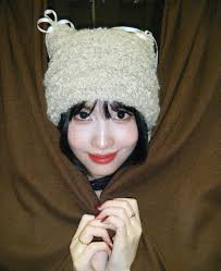 240101 Sakura handmade a hat for Twice's Sana, which she was wore to the  airport today : r/lesserafim