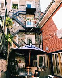 Sapristi Bistro Bar 1001 Rue Saint Jean Quebec Avec Ses 3 Terrasses Et Ses 2 Succursales Le Sapristi Est Definitive Instagram Instagram Posts Building