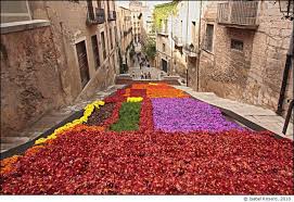 La muestra girona, temps de flors, que se celebra todos los años, tiene esta exposición de flores convierte en singulares jardines ornamentales los distintos monumentos, patios y rincones urbanos. Temps De Flors Pan Con Tomate