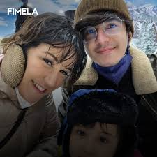 Andi Soraya mempunyai dua anak laki-laki dan seorang anak perempuan. Siapa  yang menyangka jika anak keduanya, Darren Sterling Emmanuel yang belum  terjun ke dunia hiburan ternyata ketampanannya mencuri perhatian publik. Darren  Sterling