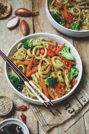 Nouilles De Riz Sautees Aux Calamars Nouilles De Riz Cuisine Asiatique Riz Saute