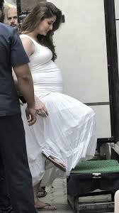 Pics Kareena Kapoor Khan And Her Baby Bump Look Gorgeous In This White Maxi Dress Kareena Kapoor Pregnant Kareena Kapoor Indian Bollywood Actress