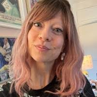 Laura Zinger's Instagram, Twitter & Facebook