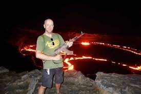 El erta ale (en afar irtá'alé) es un volcán en escudo basáltico, el cual posee dos cráteres de los cuales uno de ellos contiene un lago de lava que sigue activo probablemente desde más de 80 años. Erta Ale Der Rotgluhende Lava Vulkan Athiopiens Overlandtour
