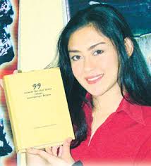 PENGKAJI kanan tim PSI, Siti Nadhirah Mohd Zain menunjukkan buku 99 Jelmaan Makhluk Halus Dengan Antropologi Melayu yang menghimpunkan kajian tentang ... - sa_01.1