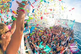 Un mini orasel cu tot ce ai nevoie, noaptea dormi si dimineata. Untold Odyssey 5 Zile De Festival Pe Un Vas De CroazierÄƒ In Marea MediteranÄƒ Cluju Ro