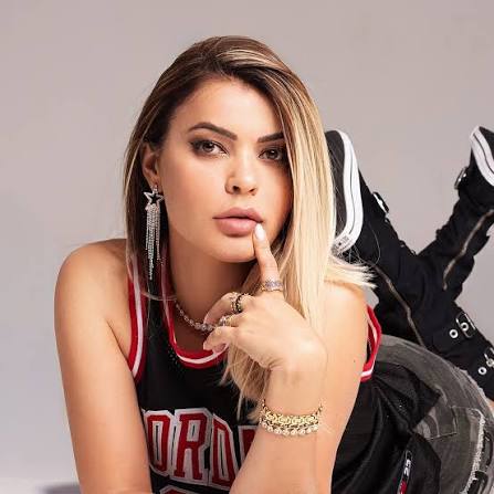 Alana Bee mistura swing brasileiro e batidas eletrônicas em “Love On The Rise”