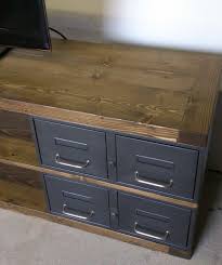 Créez une alcôve intimiste même dans un petit espace, dans un couloir ou dans une entrée grâce à ce meuble de rangement design et. Un Meuble Tv Bois Style Industriel Et Tiroirs En Metal Petit Meuble Rangement Meuble Classeur Armoires A Classeurs Peintes
