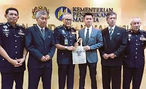 Teori dan konsep utama bagi memahami dan memberi gambaran tentang fenomena jenayah rentas sempadan iaitu masalah pengedaran dadah dan penagihan dadah bagaimana ianya dapat memberikan ancaman keselamatan terhadap insan dan secara tidak langsung kepada negara malaysia. Tingkat Kehadiran Polis Di Sekolah