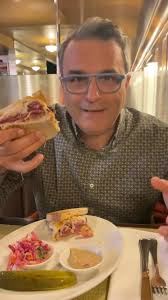 De unde vine “pastrami” din sandwich-urile americanilor?