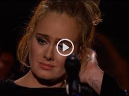 Grammy, il tributo di Adele a George Michael: sbaglia e, commossa,  ricomincia
