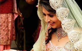 Divyanka tripathi is very famous for yeh hai mohbatatien serial on star plus.divyanka tripathirecently married to vavek dahiya on july 8 2016. Look Who S Getting Divyanka Tripathi S Wedding Lehenga Designed Television News