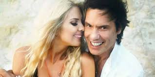 Τον στράτο τζώρτζογλου και τον γιο του, αλκιβιάδη, υποδέχτηκαν στο «πρωινό» ο γιώργος λιάγκας και η φαίη σκορδά, το πρωί της παρασκευής. Oi Prwtes Fwtografies Apo To Gamo Toy Stratoy Tzwrtzogloy Me Thn Sofia Mariola Eikones Zwh Iefimerida Gr