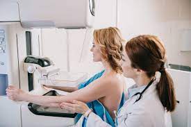 Le dépistage organisé du cancer du sein consiste en france à réaliser une mammographie tous les deux ans entre 50 et 74 ans. Mammographie Comment Ca Se Passe Resultats A Quel Age