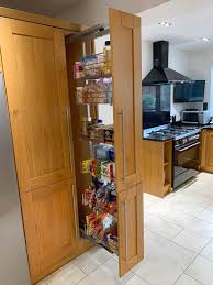 Internal oak veneer doors have the natural grain and texture of wood and are hardwearing, making them suitable for busy areas. Large Malton Oak Wood Glass Door Shaker Kitchen Used Kitchen Hub