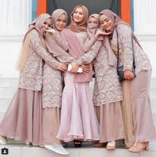 Atasan berbahan brokat memang memiliki kesan yang formal dan elegan sehingga tak jarang banyak orang yang memilih baju brokat sebagai. Rekomendasi Kebaya Brokat Bisa Pilih Model Sesuai Bentuk Tubuh