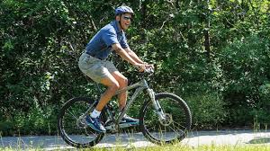 Résultat de recherche d'images pour "obama bicycle helmet"